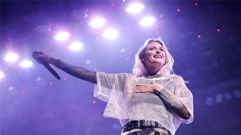 Linkin Park feiern Comeback in Hamburg - Sängerin im Fokus Der Auftritt der neuen Sängerin Emily Armstrong war mit Spannung erwartet worden.
