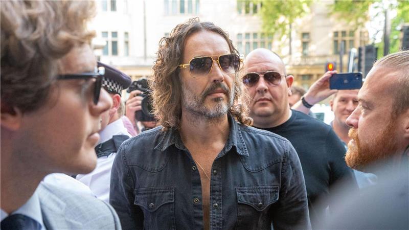 Der Auftritt von Russell Brand vor Gericht war schnell wieder vorbei.