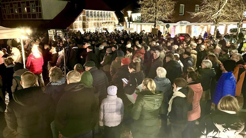 400 Menschen erhellen Harsefeld auf Kundgebung gegen Rechts Der August-Hillert-Platz war am Dienstag dicht gefüllt. Die Polizei schätzt, dass 400 Besucher zur Kundgebung kamen.
