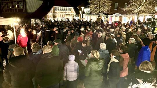 Der August-Hillert-Platz war am Dienstag dicht gefüllt. Die Polizei schätzt, dass 400 Besucher zur Kundgebung kamen.