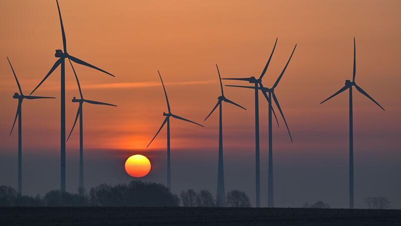 Habeck: Deutschland bei Klimaziel 2030 auf Kurs Der Ausbau der Erneuerbaren Energien sorgt für weniger Ausstoß von klimaschädlichen Treibhausgasen.