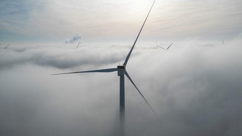 77 Prozent zweifeln an Erreichung der Energiewende-Ziele Der Ausbau der erneuerbaren Energien aus Wind und Sonne spielt eine Schlüsselrolle in der Energiewende.