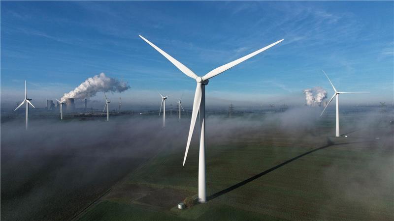 Der Ausbau von Windrädern an Land in Deutschland hat sich im vergangenen Jahr deutlich beschleunigt.
