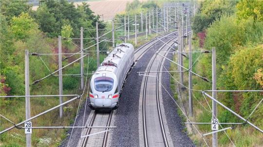 Der Ausfall eines Stellwerks sorgt derzeit für große Probleme im Bahnverkehr zwischen Hamburg und Berlin. (Archivbild)