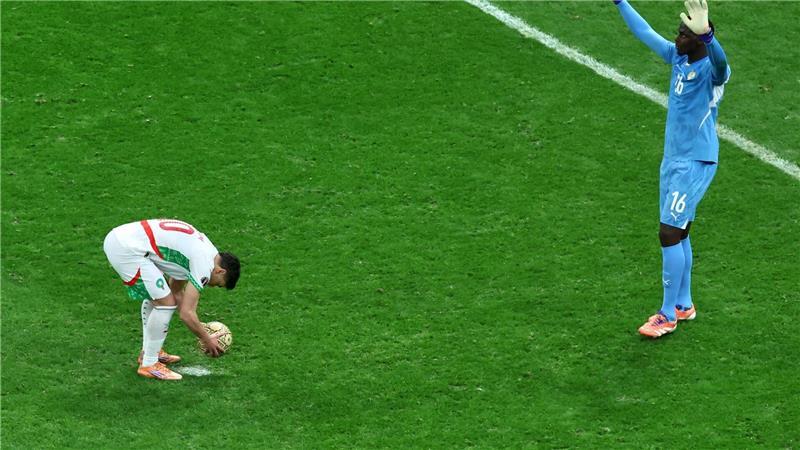 Der Auslöser für die Proteste war der umstrittene Elfmeter, den Brahim Díaz (links) schließlich vergab. (Archivbild)