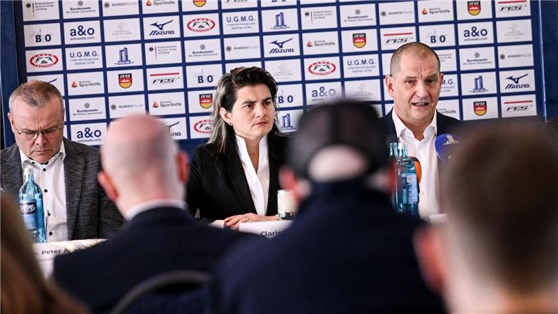 Der Ausschluss von zwei Journalisten von der Pressekonferenz der Deutschen Eisschnelllauf- und Shorttrack-Gemeinschaft mit Präsident Mathias Große (r) sorgte für Empörung.