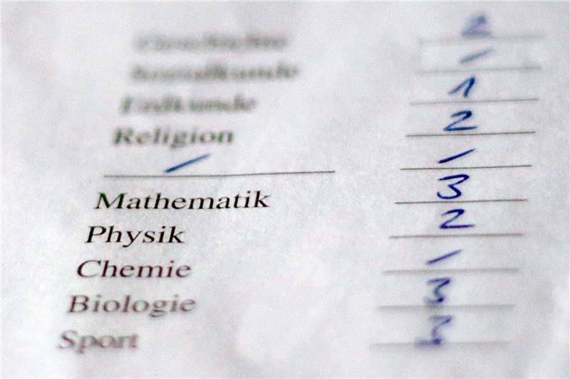 Hamburger Schüler erhalten heute Halbjahreszeugnisse Der Ausschnitt eines Zeugnisses.