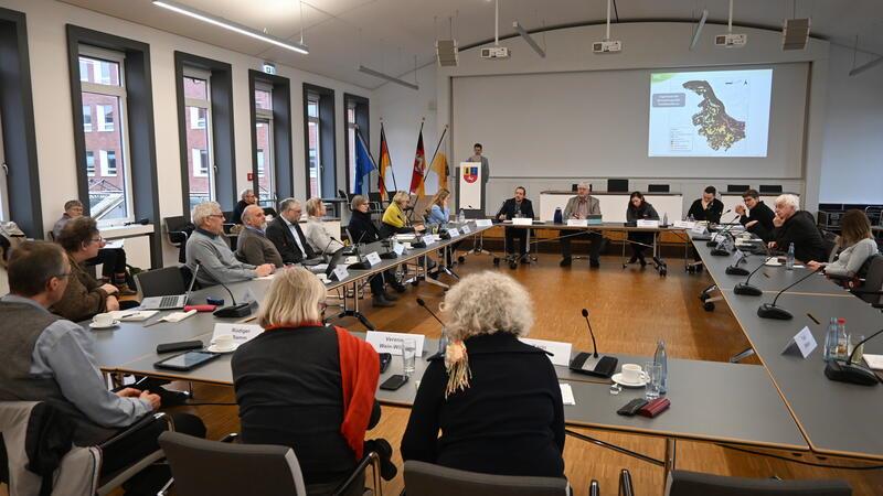 Windkraft im Alten Land plötzlich vom Tisch – aus einem bestimmten Grund Der Ausschuss für Klimaschutz, Umwelt und Regionalplanung tagt im Kreishaus in Stade.