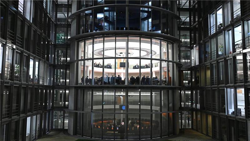 Der Ausschuss tagte bis zum Morgen. 