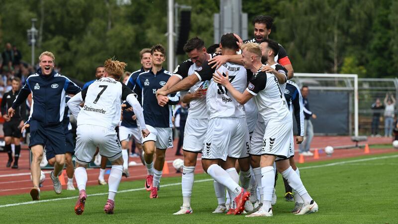 Der Außenseiter jubelt: Haris Hyseni (verdeckt) trifft für SSV Jeddeloh II gegen Bundesliga-Absteiger 1. FC Heidenheim.
