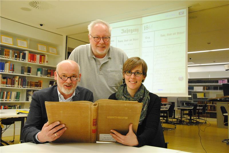 Der Austausch steht beim Stammtisch im Vordergrund. Hier schauen sich Bibliothekar Thomas Fenner (links) und Archivmitarbeiterin Anna von Bargen mit Familienforscher Heinz Raap ein Geburtsregister an.  Fotos Stief
