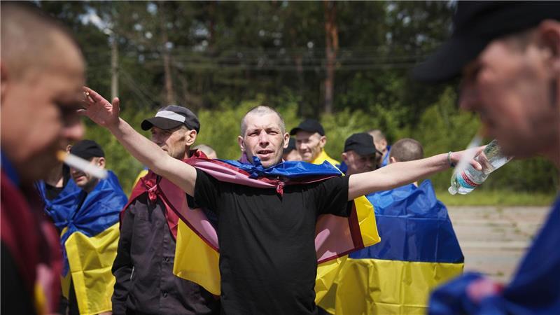 Der Austausch von Gefangenen läuft, auch wenn beide Seiten einander immer wieder Verzögerungen vorwerfen. 