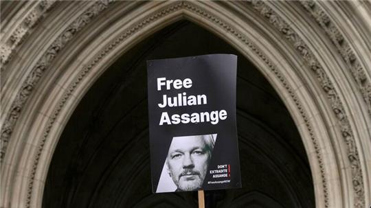 Der Australier Julian Assange sitzt seit seiner Festnahme im April 2019 im Londoner Hochsicherheitsgefängnis Belmarsh.