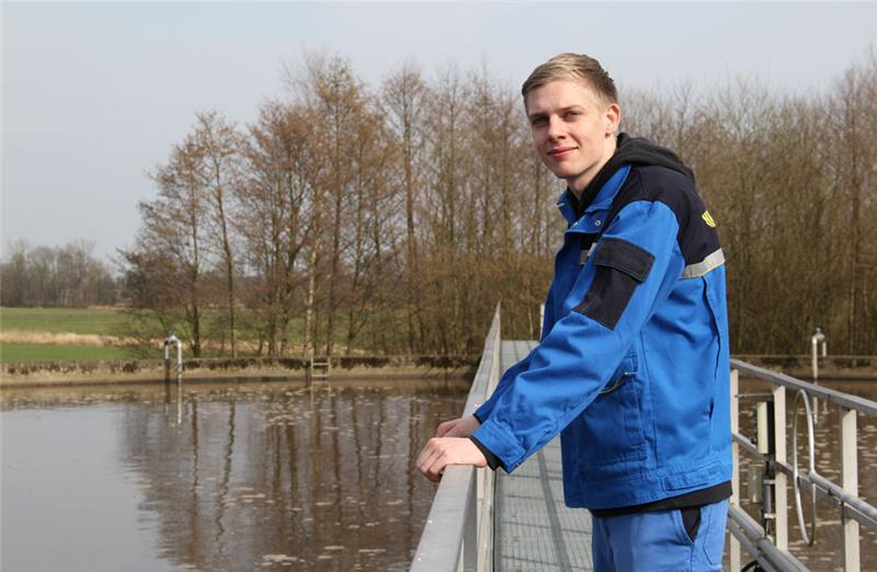 Der Auszubildende Niklas Quast am Biologiebecken der Kläranlage: Hier wird das Abwasser mit biologischem Schlamm vermischt. Abermillionen Bakterien filtern Schadstoffe aus dem Wasser. Foto: Meybohm