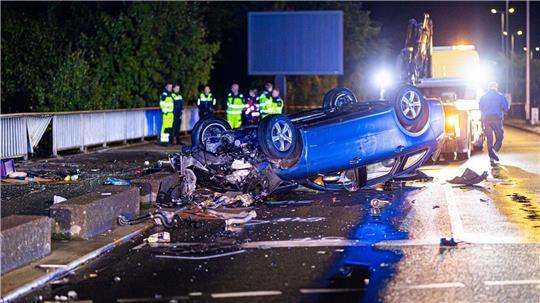 Der Autofahrer blieb offenbar unverletzt - gravierende Folgen hat der Unfall trotzdem.