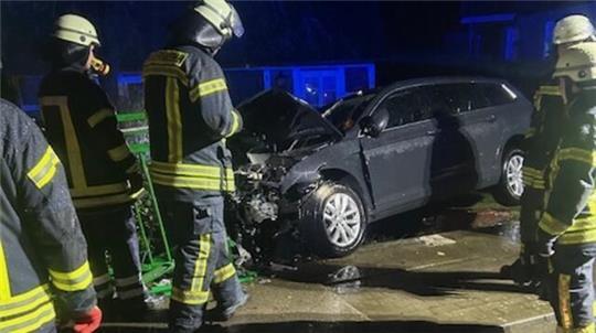 Der Autofahrer habe das Fahrzeug nach dem Unfall in Wischhafen noch selbstständig verlassen können, berichtet die Feuerwehr.