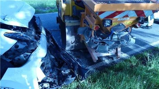 Der Autofahrer ist mit seinem Fahrzeug auf die Asphaltwalze aufgefahren.
