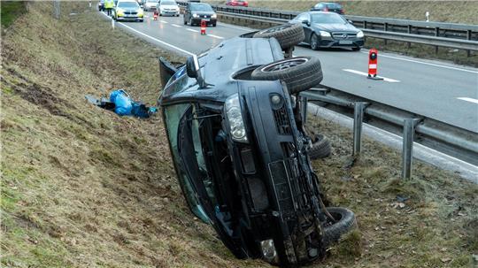 Der Autofahrer war auf der A1 durch seine unsichere Fahrweise aufgefallen, bevor er bei Dibbersen von der Fahrbahn abkam.