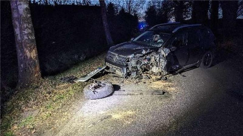 Der Autofahrer wurde bei dem Unfall an der K127 in Hesedorf leicht verletzt.