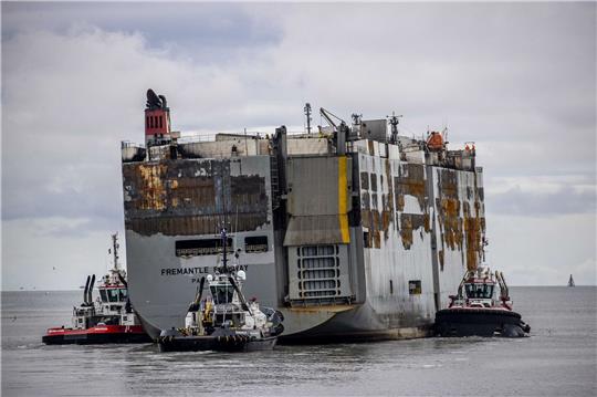 Der Autofrachter «Fremantle Highway» wird mithilfe von Schleppern von Eemshaven nach Rotterdam befördert.