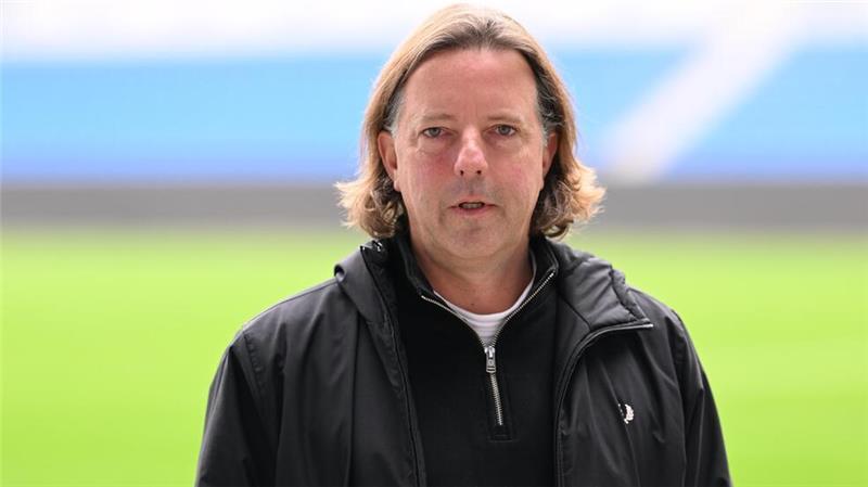 Der Autor Christoph Ruf kritisiert vor allem die Heuchelei der Deutschen Fußball-Liga (DFL).