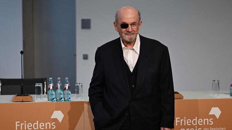 Der Autor Salman Rushdie kommt auf der Frankfurter Buchmesse zu einer Pressekonferenz.