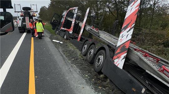 Der Autotransporter hatte sich in der weichen Böschung festgefahren.
