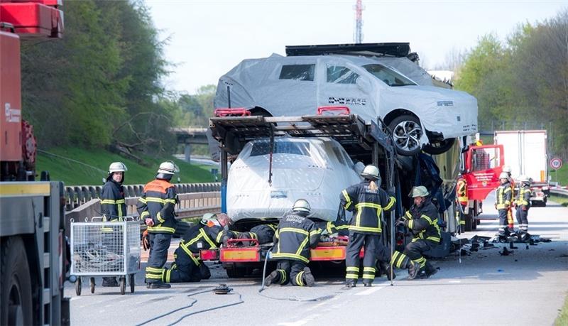 Der Autotransporter war auf einen Sattelzug aufgefahren, der Fahrer kam dabei ums Leben. Foto: Daniel Bockwoldt/dpa