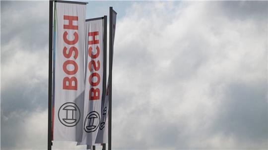 Der Autozulieferer Bosch muss sparen - und baut deshalb auch Stellen ab. (Archivbild)