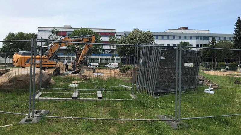Der BBS-Parkplatz neben dem Vincent-Lübeck-Gymnasium (hinten) in der Glückstädter Straße ist zurzeit eine Baustelle.