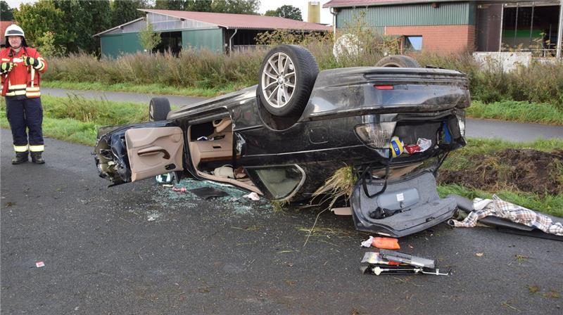 BMW schleudert in Harsefeld durch die Luft – Kind befreit sich Der BMW 325CI überschlug sich auf der K53, nachdem der Fahrer in den Graben am Straßenrand gefahren war.