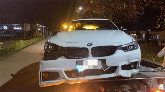 Der BMW 440i ist bei dem Unfall erheblich beschädigt worden und musste abgeschleppt werden.
