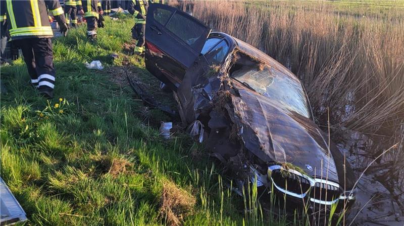 Der BMW-Fahrer und der Transporterfahrer setzen gleichzeitig zum Überholen an.