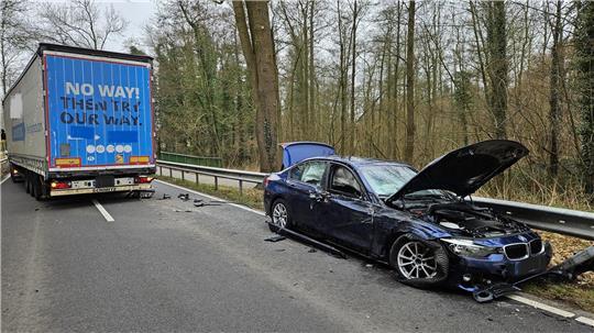 Der BMW-Fahrer war mit der Beifahrerseite mit dem Lkw auf gerader Strecke kollidiert.