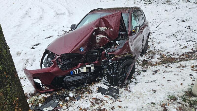 BMW-Fahrerin kracht auf K49 bei Apensen gegen Baum – schwer verletzt Der BMW IX3 ist ein wirtschaftlicher Totalschaden.