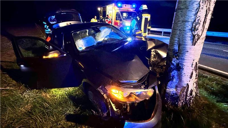 Der BMW Kombi krachte auf der L123 in Fahrtrichtung Horneburg frontal gegen einen Baum.