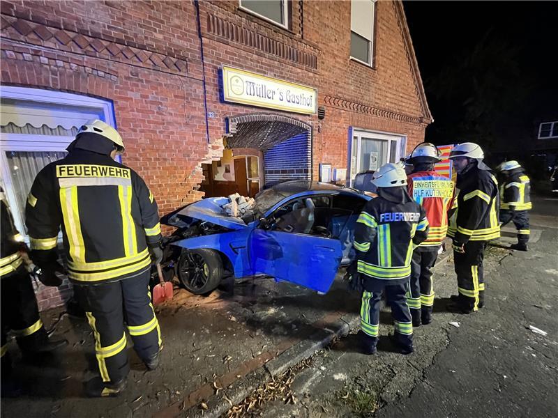 Der BMW M4 bohrte sich am Sonnabend gegen 4 Uhr morgens in die Fassade  von Müllers Gasthof in Mulsum. Foto: Vasel