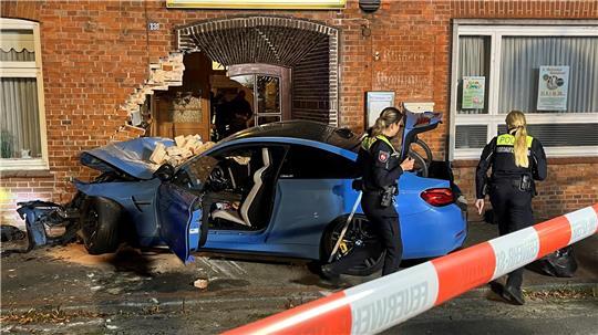 Der BMW M4 bohrte sich im September 2023 gegen 4 Uhr morgens in die Fassade von Müllers Gasthof in Mulsum.