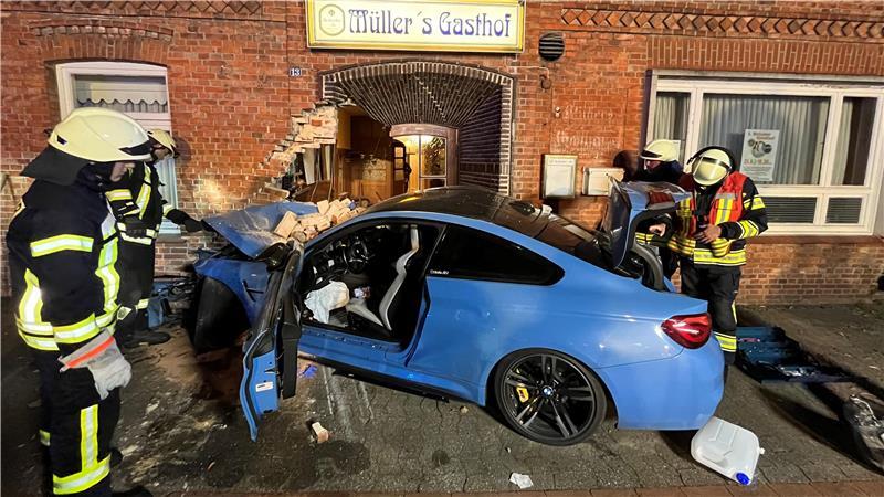 Der BMW M4 bohrte sich im September 2023 gegen 4 Uhr morgens in die Fassade von „Müller´s Gasthof“ in Mulsum.