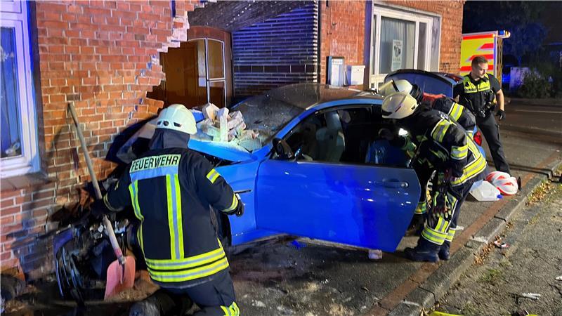 Der BMW M4 bohrte sich im September 2023 gegen 4 Uhr morgens in die Fassade von Müllers Gasthof in Mulsum.