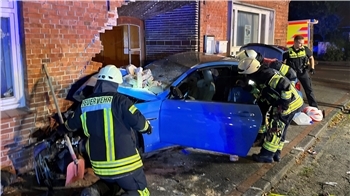 Der BMW M4 bohrte sich im September 2023 gegen 4 Uhr morgens in die Fassade von Müllers Gasthof in Mulsum.