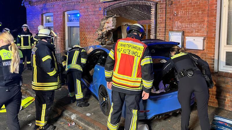 Der BMW M4 bohrte sich im September 2023 gegen 4 Uhr morgens in die Fassade von Müllers Gasthof in Mulsum.