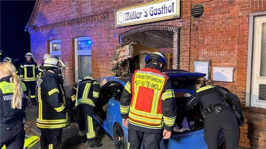 Der BMW M4 bohrte sich im September 2023 gegen 4 Uhr morgens in die Fassade von Müllers Gasthof in Mulsum.