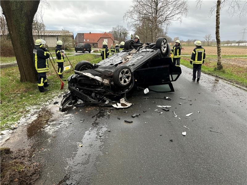 Autofahrer prallt bei Mulsum gegen Baum – Zwei Leichtverletzte Der BMW eines Hemmoorers landete auf dem Dach. Foto: Klempahn