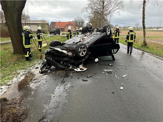 Der BMW eines Hemmoorers landete auf dem Dach. Foto: Klempahn