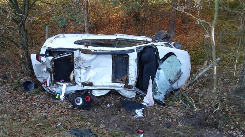 Der BMW fiel an der A7-Böschung bei Evendorf mehrere Meter in die Tiefe.
