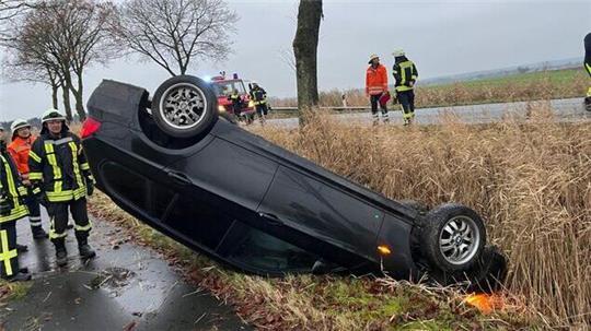 Der BMW kam bei dem Unfall auf dem Dach zum Liegen.