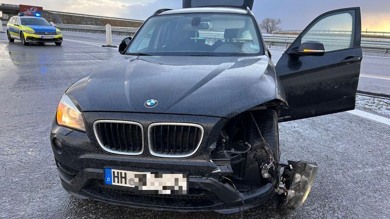 Drei Unfälle auf A26 - Vier Menschen verletzt Der BMW kollidierte an der A26 mit mehreren Baken.