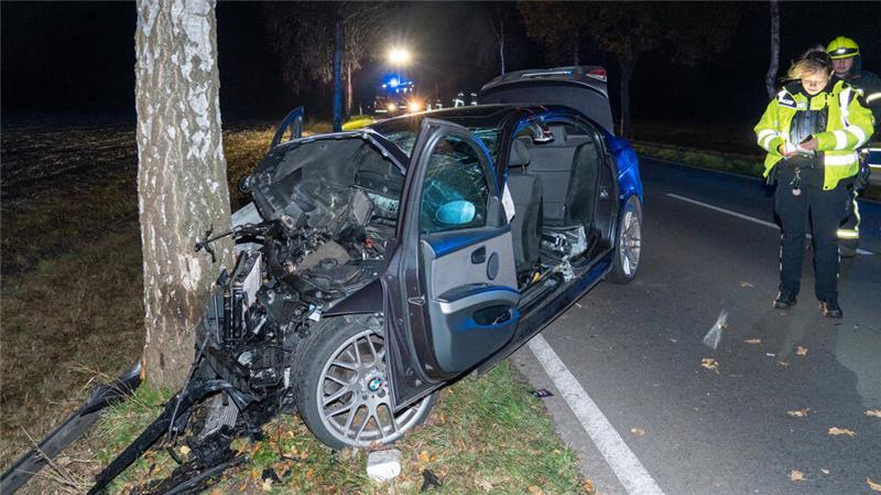 Der BMW krachte gegen 22.05 Uhr auf gerader Strecke zwischen Hemslingen und Rotenburg gegen einen Baum.