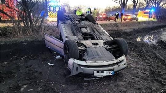 Der BMW landete nach dem Unfall auf dem Dach.